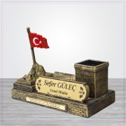 Kişiye Özel Dekoratif Türk Bayrağı Figürlü Masa İsimlik